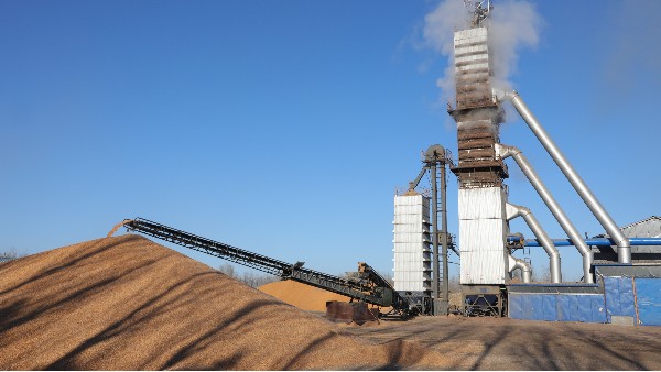 烘糧噸成本降至28元！300噸烘干塔用上秸稈直燃熱風(fēng)爐，相比燃煤一天節(jié)省一萬六！