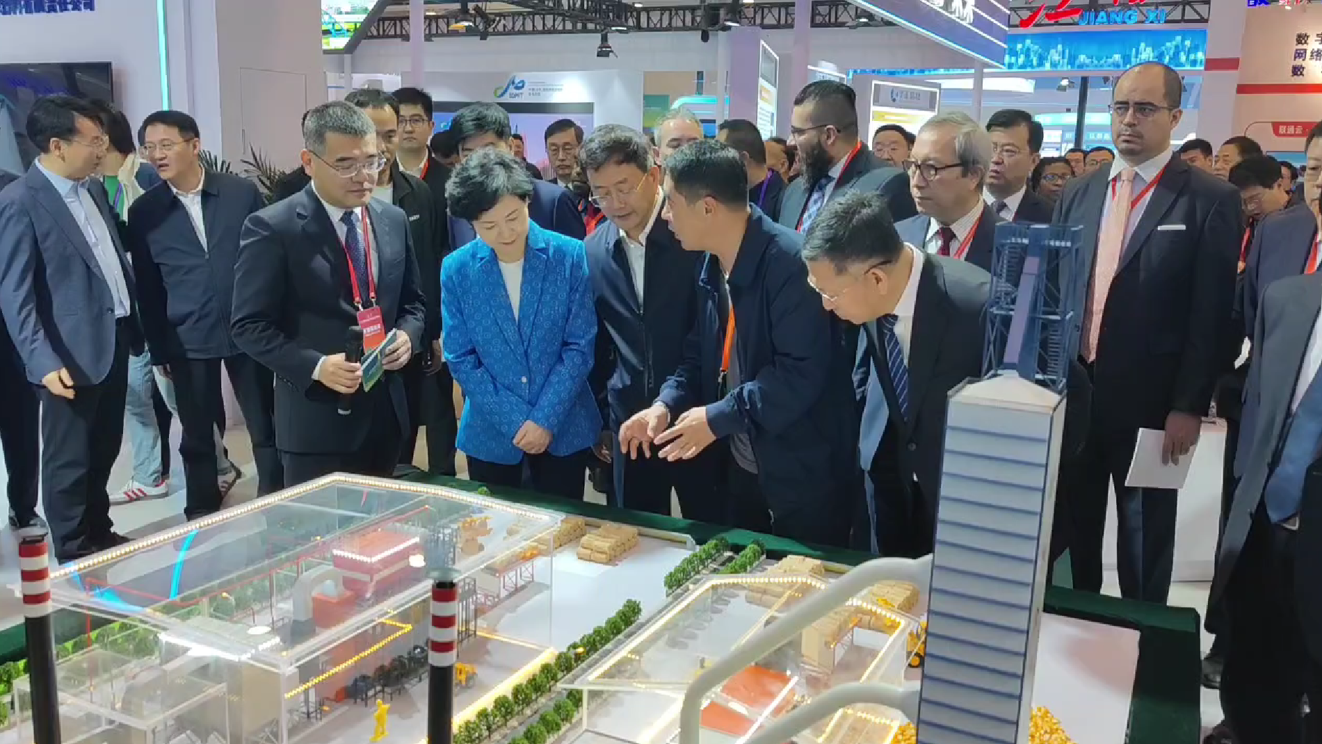 海倫利民秸稈直燃鍋爐亮相APEC技展會，工信部副部長徐曉蘭蒞臨參觀